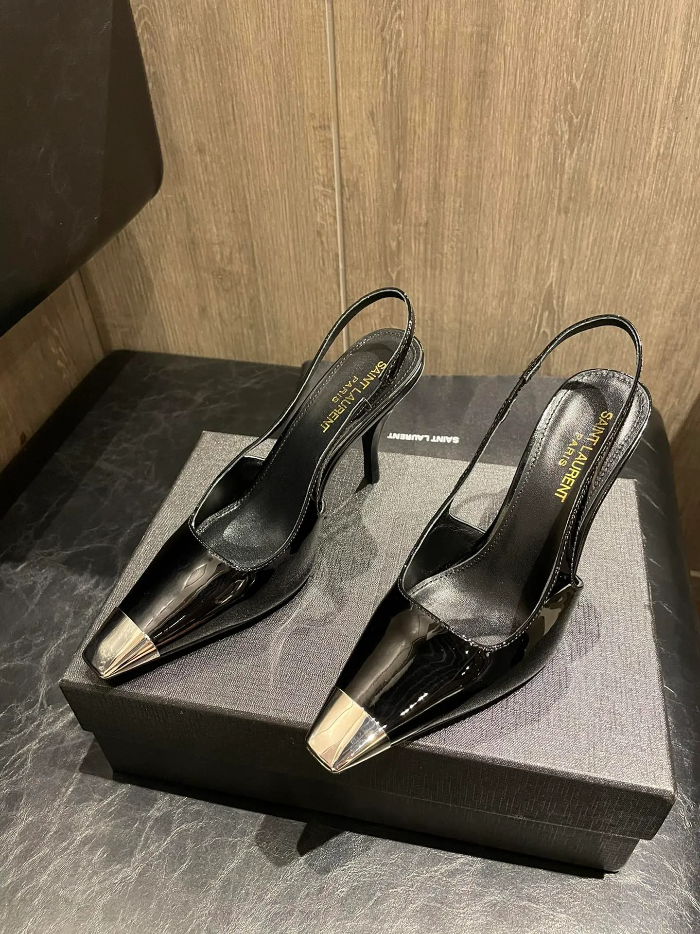 👟👟Ex-factory price 480👟👟 Women's Shoes Women's Clothes Women's Shoes Women's Clothes 22 Spring and Summer SAINT LAURENT [color] [Color] YSL Ves👟👟Ex-factory price 480, one of the goddess series, popular goddess high heels, [Firecracker] [Firecracker] new elements full of personality, small square toe metal toe caps in different colors, so beautiful! The perfect combination of fashionable style and cool [Fireworks][Fireworks], the shoe last shape is completely reproduced at 1:1. Fabric: imported black patent leather, black calfskin, two colors. Lining: imported sheepskin. Feet: imported sheepskin. Heel height: 6cm 9cm 35-39 (customized at 34.40.41)